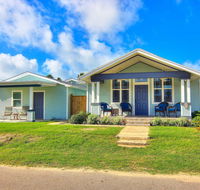 Walk to Beach From Outstanding Classic Residence - Accommodation Dallas