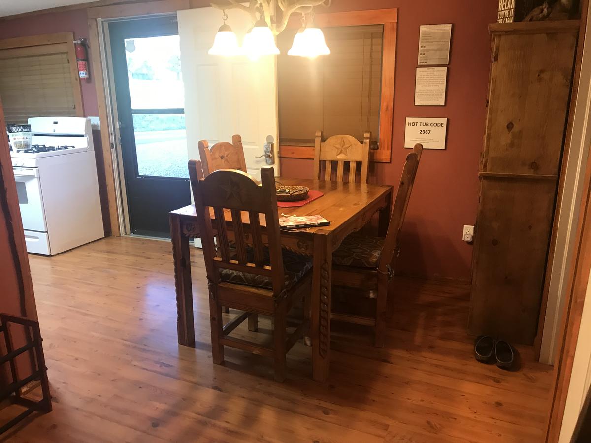 Gonzales Cozy Little Bear Cabin - thumb 25