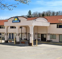 Days Inn by Wyndham Monroeville Pittsburgh - Accommodation Dallas