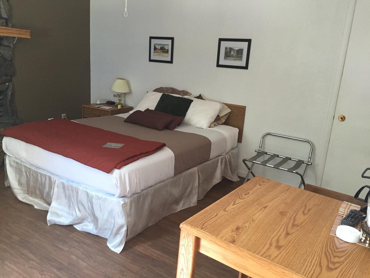 The Brookside Motel / Mt. Rushmore - thumb 1