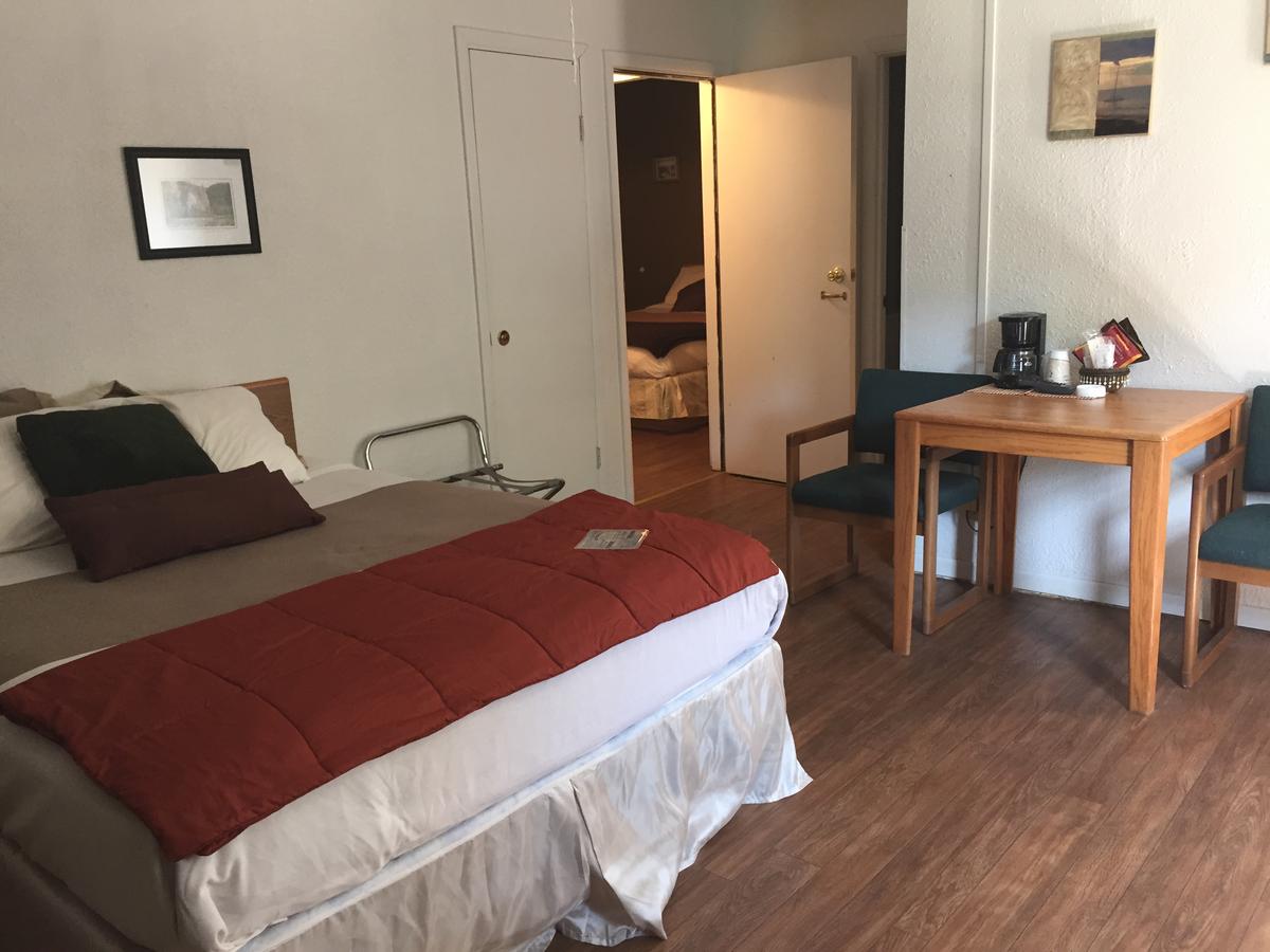 The Brookside Motel / Mt. Rushmore - thumb 35