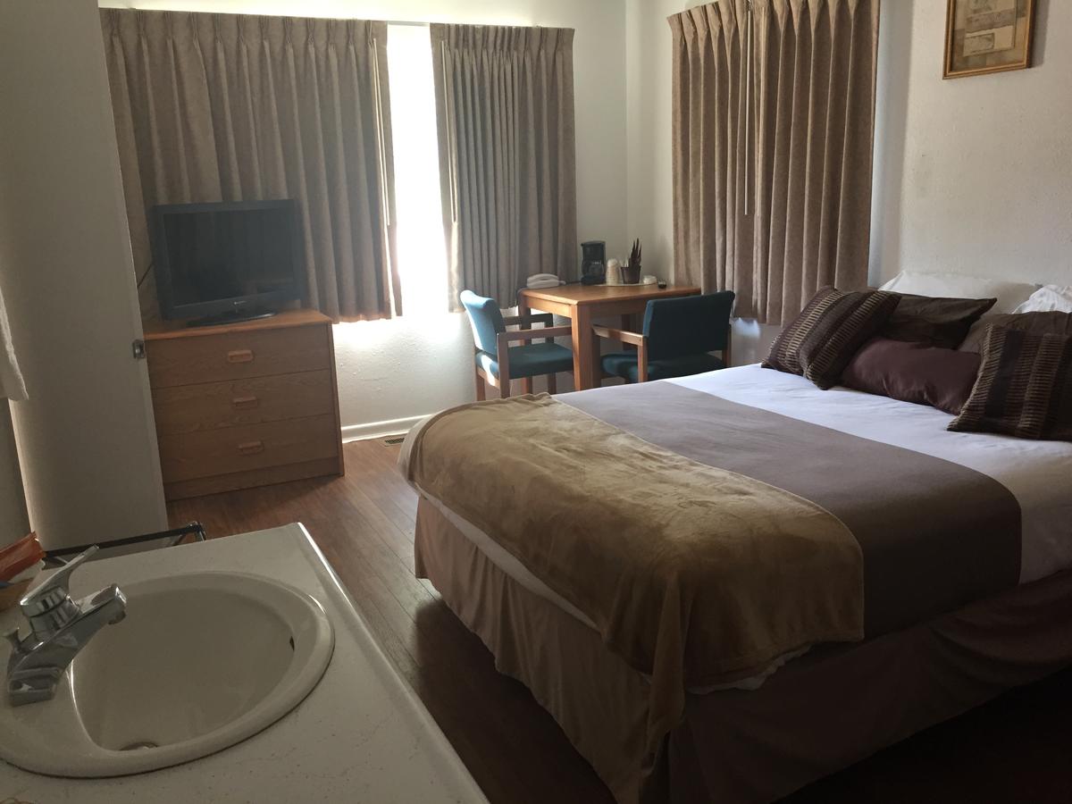 The Brookside Motel / Mt. Rushmore - thumb 29