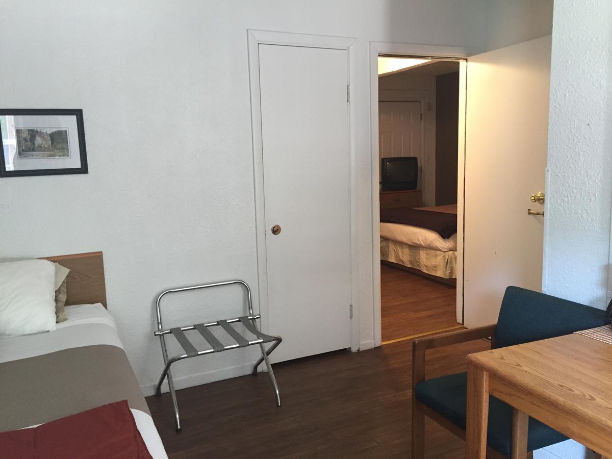 The Brookside Motel / Mt. Rushmore - thumb 37