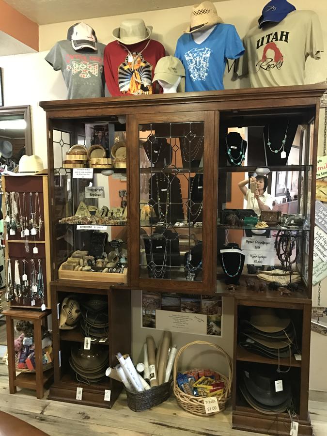 Broken Spur Inn & Steakhouse - thumb 21