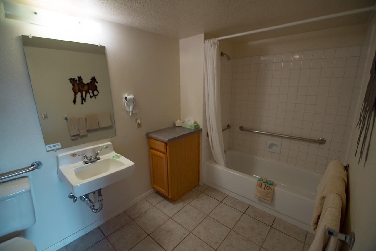 Broken Spur Inn & Steakhouse - thumb 11