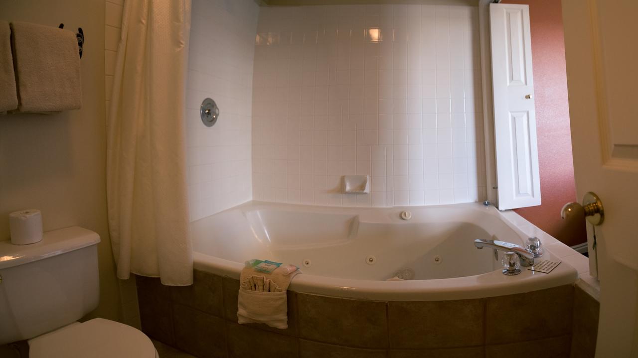 Broken Spur Inn & Steakhouse - thumb 9