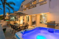 734 - Mission Beach Delight II Three-Bedroom Apartment Accommodation Dallas