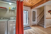 'Helen's Haus' with Hot Tub - 2 Miles to Downtown Accommodation Dallas