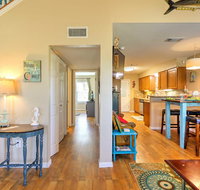 'The C-Horse' Home with Deck 5 Min to Pleasure Pier - Accommodation Dallas