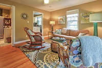 'The Peachtree Cottage' with Hot Tub in New Buffalo Accommodation Dallas