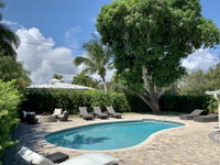 1 private bedroom-private entrance pool access-close to beach Accommodation Dallas