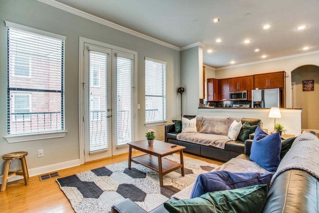 2 Huge Townhouses In Oak Lawn PERFECT For Groups - thumb 2