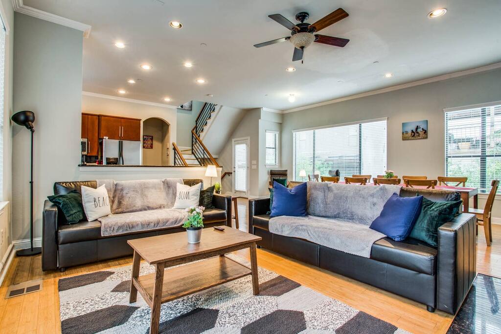 2 Huge Townhouses In Oak Lawn PERFECT For Groups - thumb 3