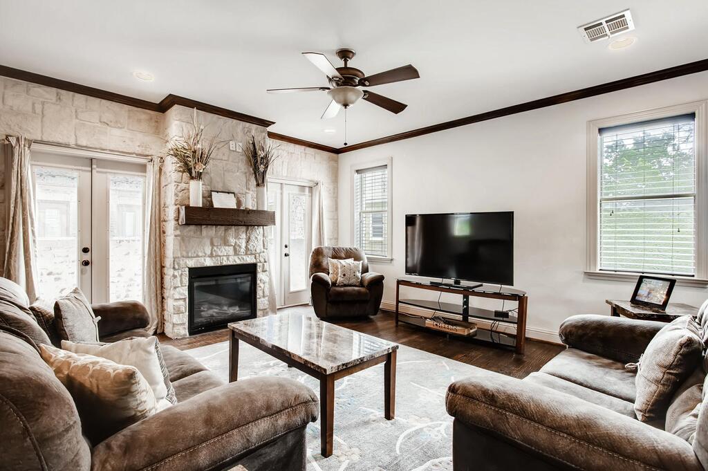 8 Bed Minutes To DT And Greenville! Discount For Long Term Stays - thumb 2