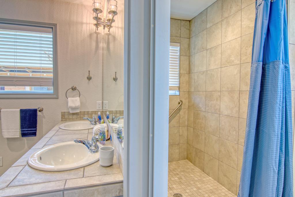 9 Bedroom/ 6 Bath, Sleeps 30 With A Private Fishing Pier With Huge Trout! - thumb 0