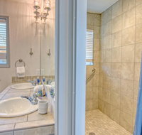 9 bedroom/ 6 bath sleeps 30 with a private fishing pier with huge trout - Accommodation Dallas