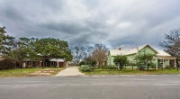 Agarita Haus Amp Outback Home Accommodation Dallas