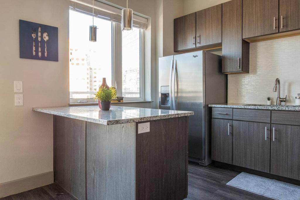 Amazing Views @ High-Rise Lux & Center Of All 1BR - thumb 1