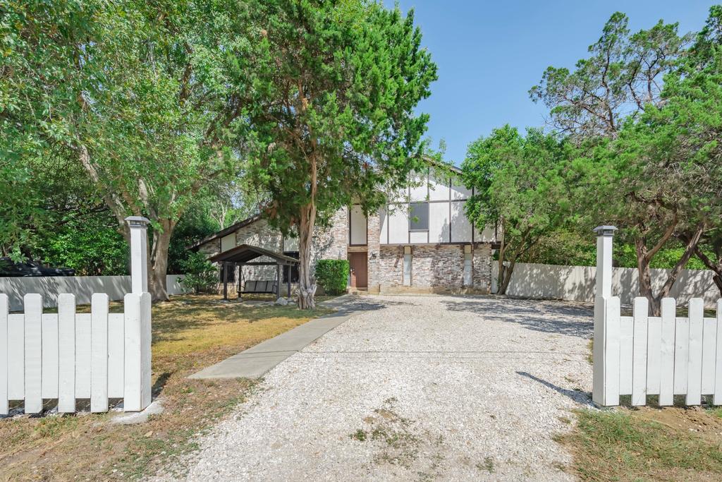 Beautiful House With POOL, Private Yard BBQ & Fire Pit, 4 Min From Fiesta Texas - thumb 0