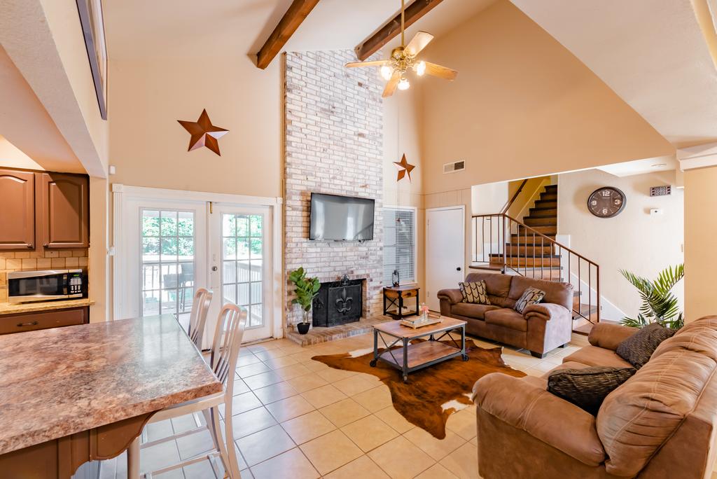 Beautiful House With POOL, Private Yard BBQ & Fire Pit, 4 Min From Fiesta Texas - thumb 3