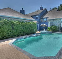 Bedroom With Private Bathroom and Garage - Accommodation Dallas