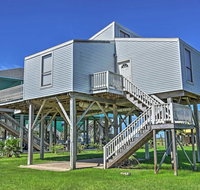 Bright Home with Ocean Views and Deck - Walk to Beach - Accommodation Dallas