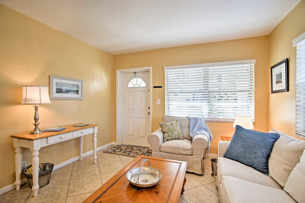 Charming 2BR Lake Worth Condo Steps From The Water - thumb 3