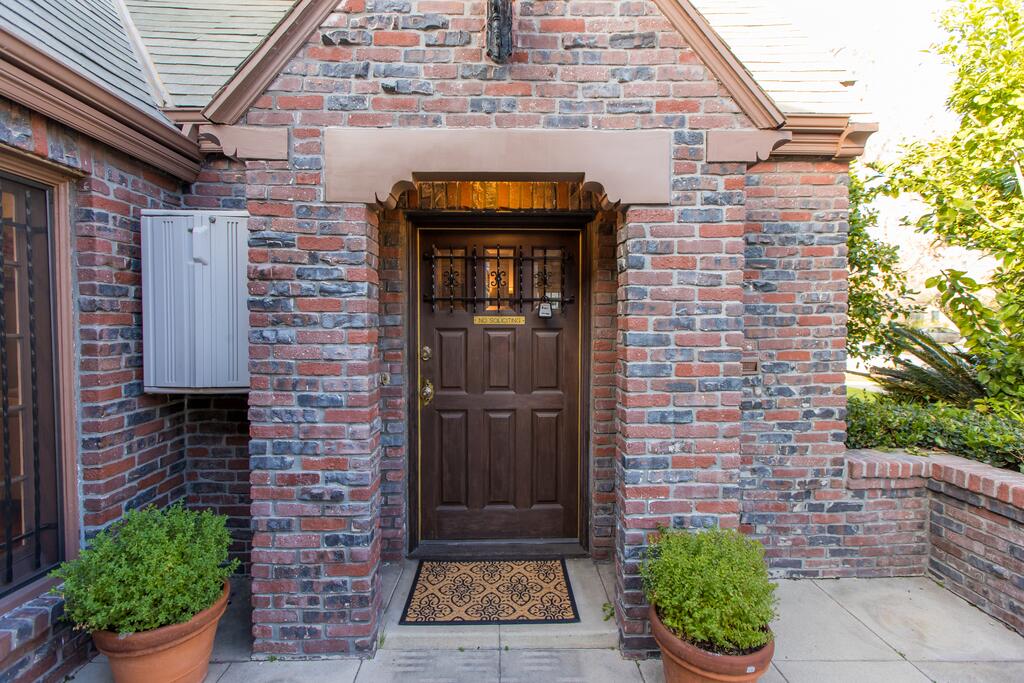 Charming Huge House In The Center Of LA 3Bed 2Bath - thumb 2