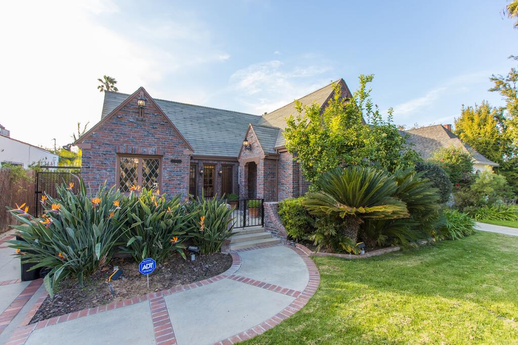 Charming Huge House In The Center Of LA 3Bed 2Bath - thumb 1