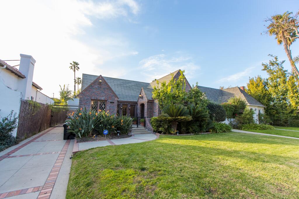 Charming Huge House In The Center Of LA 3Bed 2Bath - thumb 0