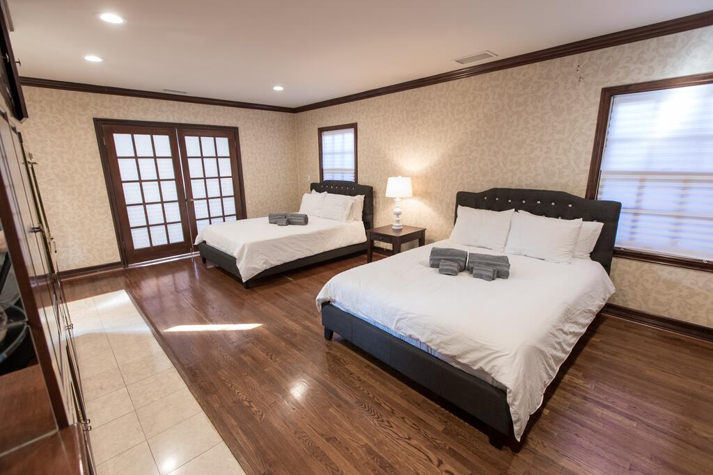 Charming Huge House In The Center Of LA 3Bed 2Bath - thumb 3