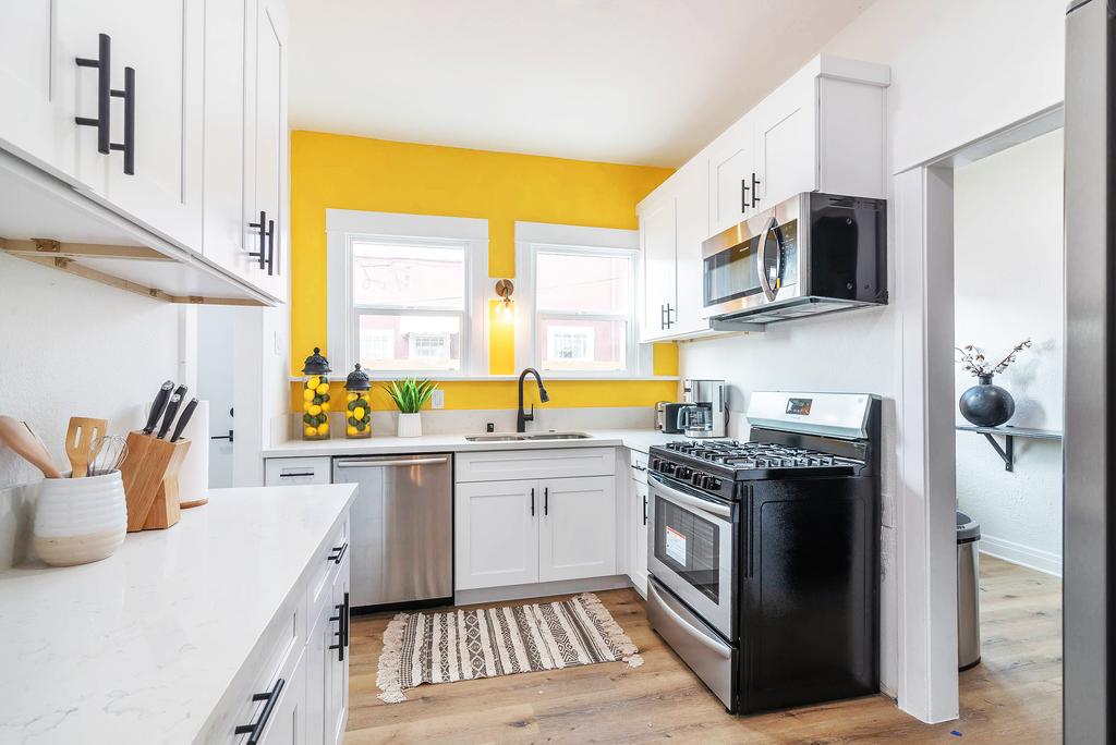 Charming Spanish Mid-Century Gem Near LAX/Beaches - thumb 3