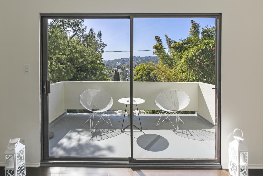 Chic And Sophisticated Modern Hollywood Hills Home - thumb 3