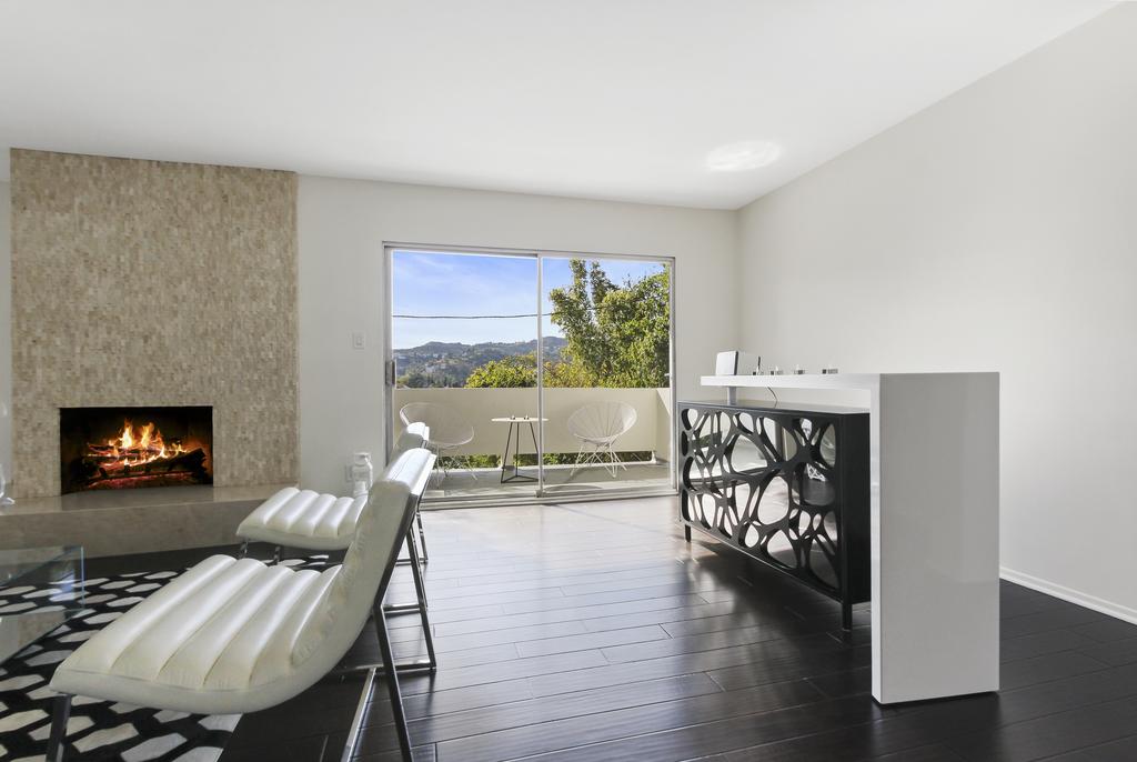 Chic And Sophisticated Modern Hollywood Hills Home - thumb 2