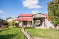 Clear Springs Log Cabin Accommodation Dallas