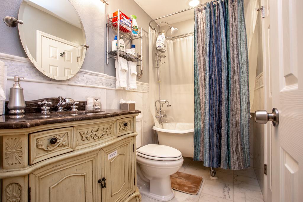 Comfortable, Family And Business Friendly 2BD/2BA House In North Austin - thumb 3