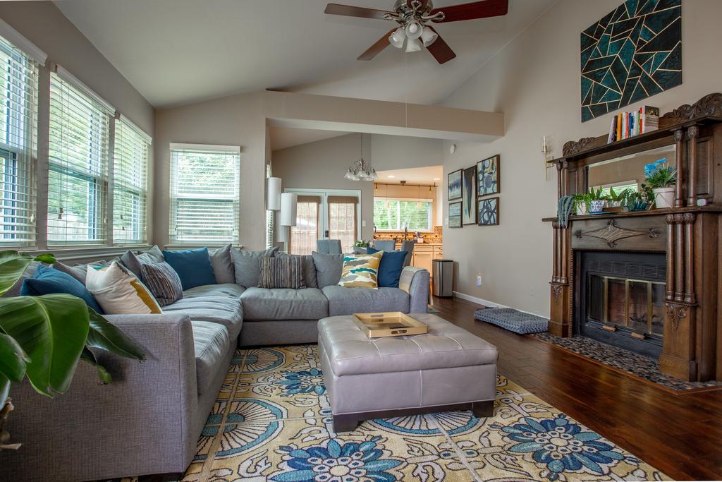 Comfortable, Family And Business Friendly 2BD/2BA House In North Austin - thumb 0
