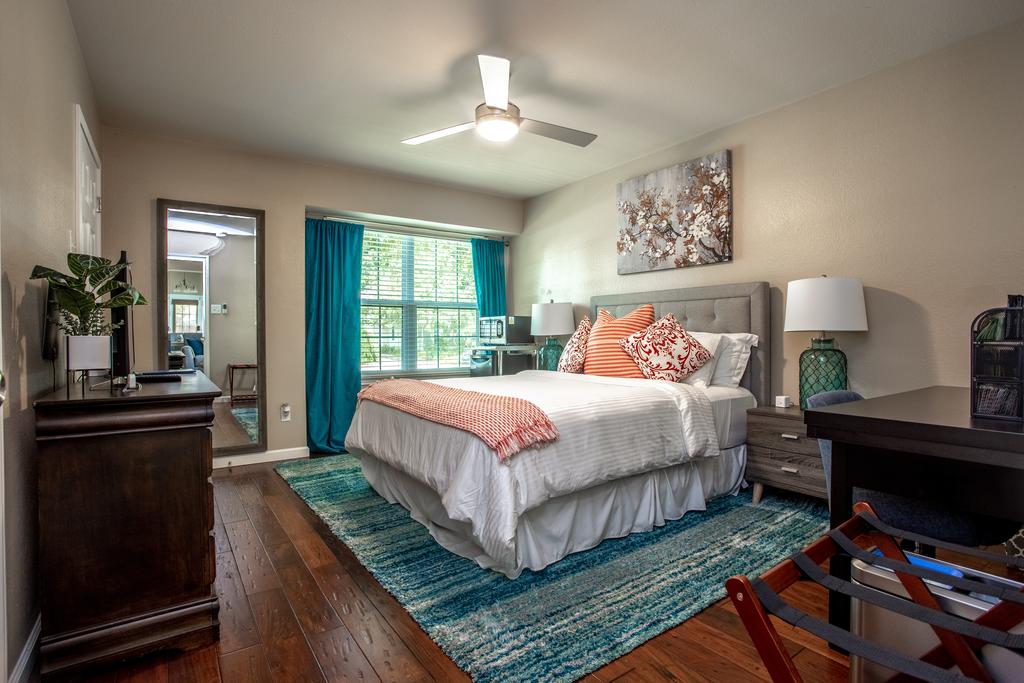 Comfortable, Family And Business Friendly 2BD/2BA House In North Austin - thumb 2