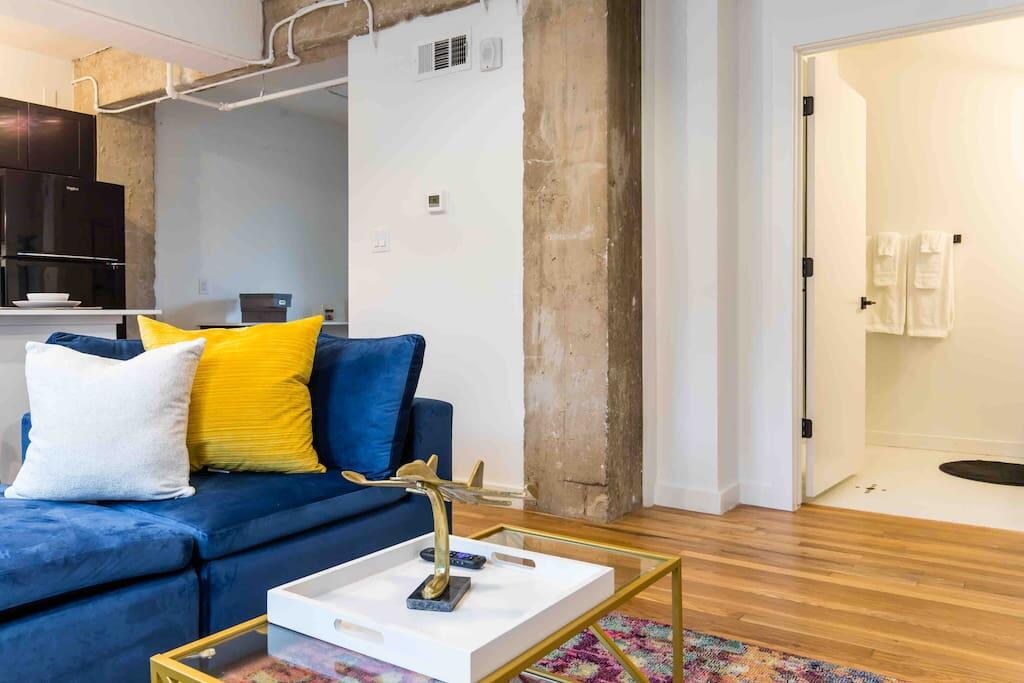 Contemporary Oak Lawn Loft - thumb 2