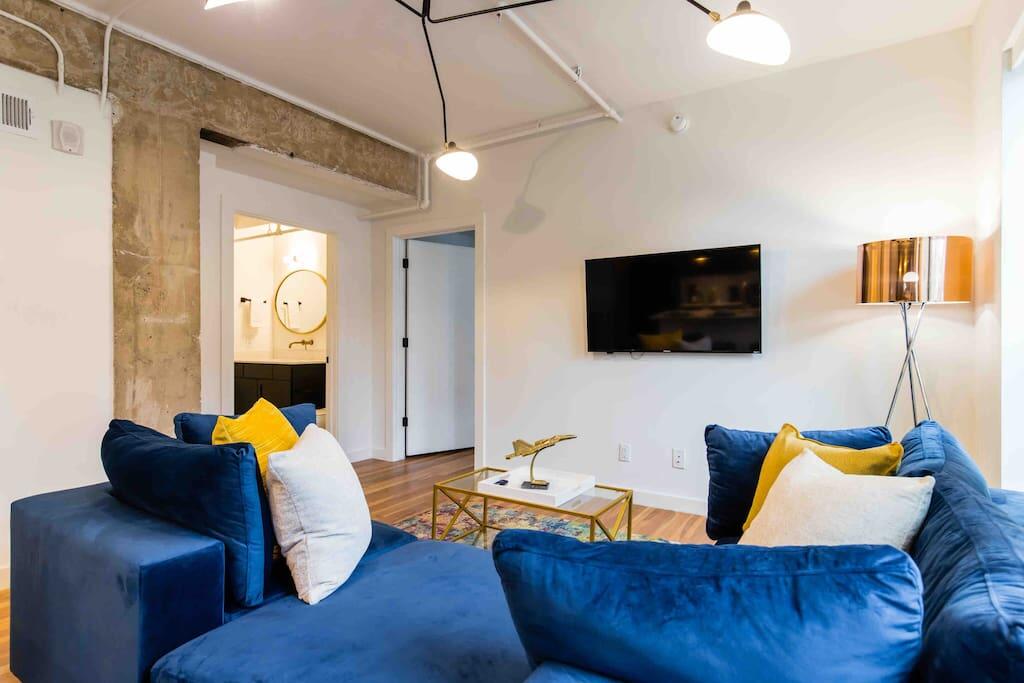 Contemporary Oak Lawn Loft - thumb 3