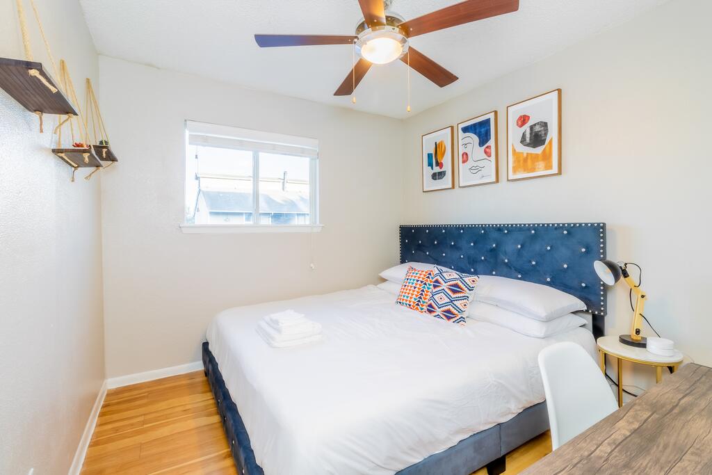 Cozy Downtown 2BR Apartment & Pool - thumb 2
