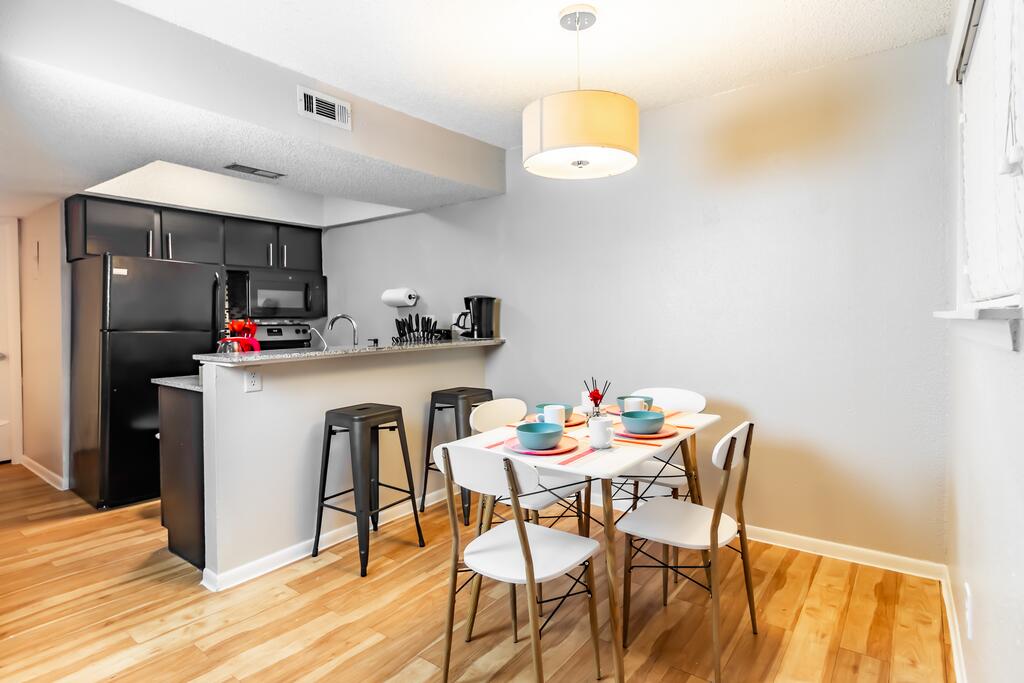 Cozy Downtown 2BR Apartment & Pool - thumb 3