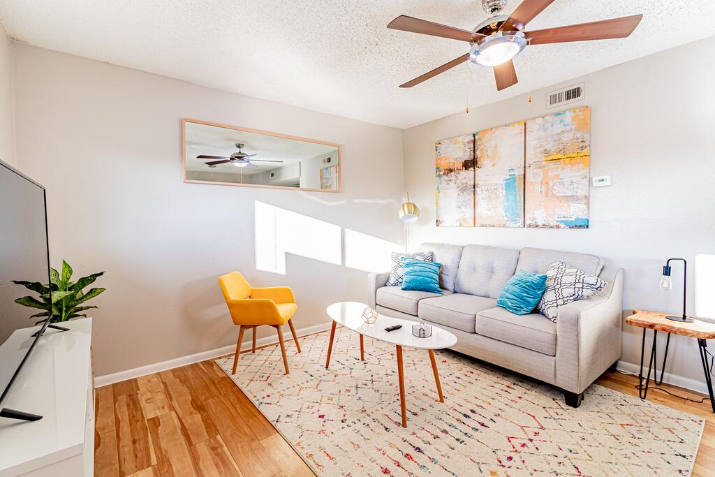 Cozy Downtown 2BR Apartment & Pool - thumb 0