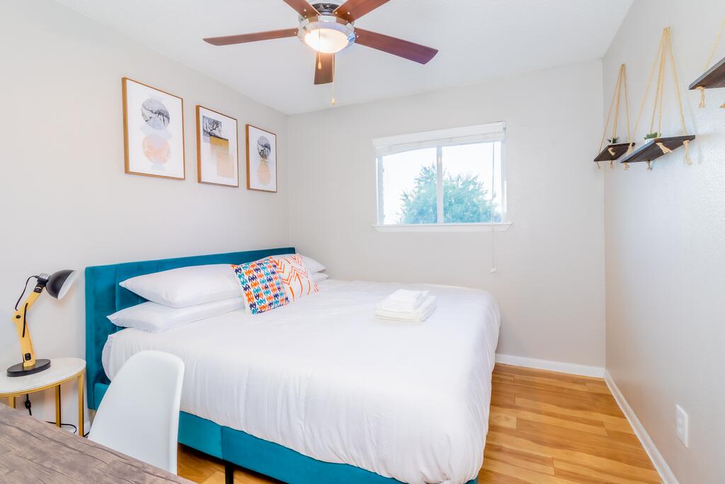 Cozy Downtown 2BR Apartment & Pool - thumb 1