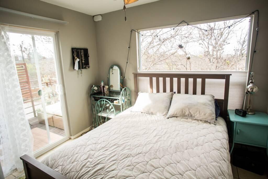 Cozy Loft Near DT - thumb 3