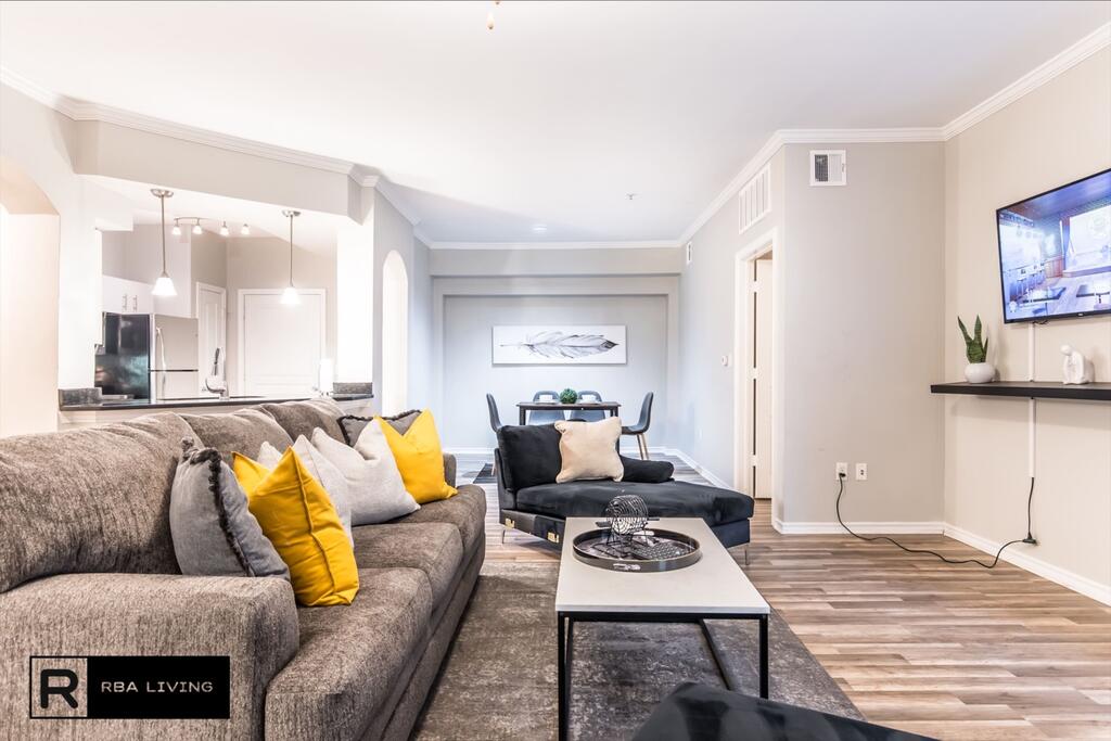 Cozy Modern Uptown Apartment With Attached Garage - thumb 0
