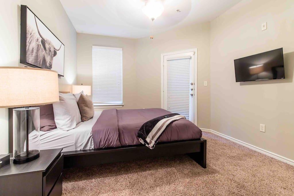 Cozy Modern Uptown Apartment With Attached Garage - thumb 3