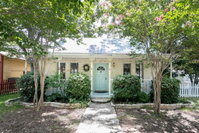 Crepe Myrtle Cottage Accommodation Dallas