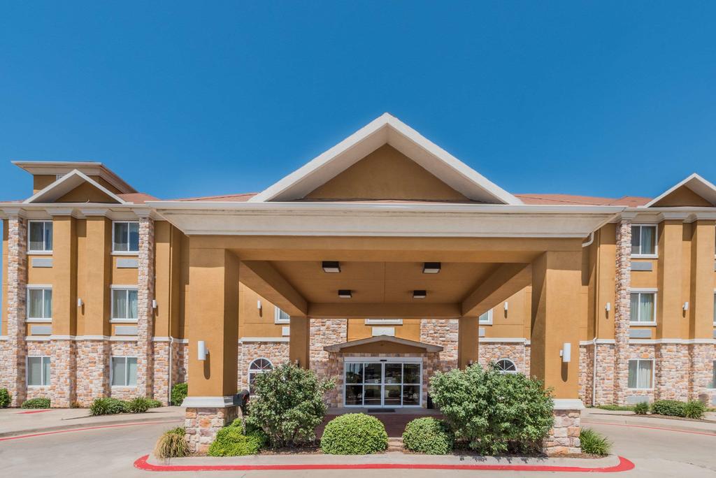 Days Inn & Suites By Wyndham Cleburne TX - thumb 0