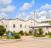 Days Inn  Suites by Wyndham Webster NASA-ClearLake-Houston - Accommodation Dallas